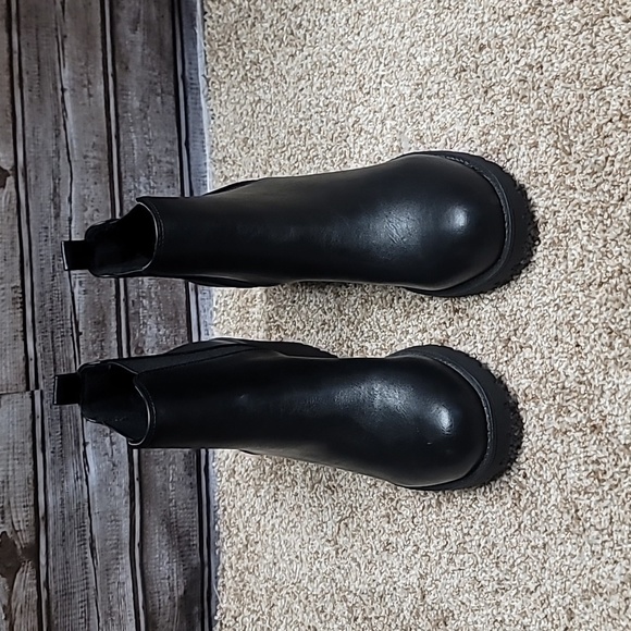 SODA ORIGAMI ~ WOMEN LUG SOLE MID HEEL FASHION ANKLE BOOTIE W/DOUBLE ELA… - Picture 2 of 5